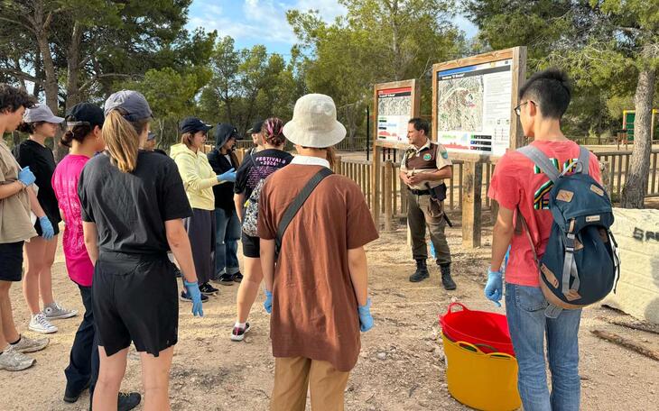 Jóvenes voluntarios realizan una jornada de limpieza en los senderos del Parque de El Moralet
